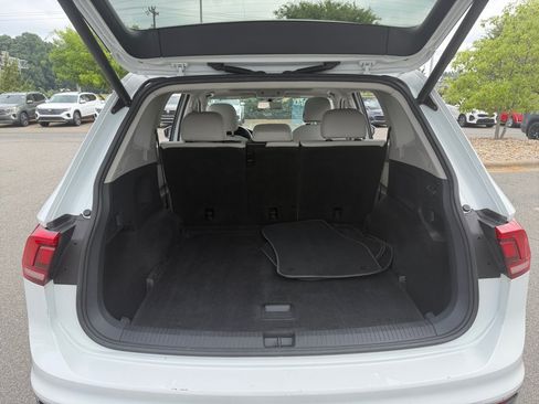 Used 2018 Volkswagen Tiguan SEL AWD/4WD image 19