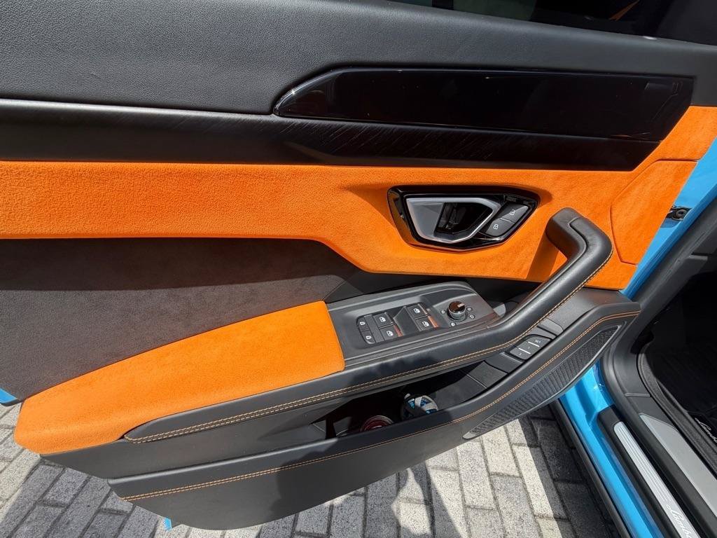 Used 2022 Lamborghini Urus AWD/4WD image 13