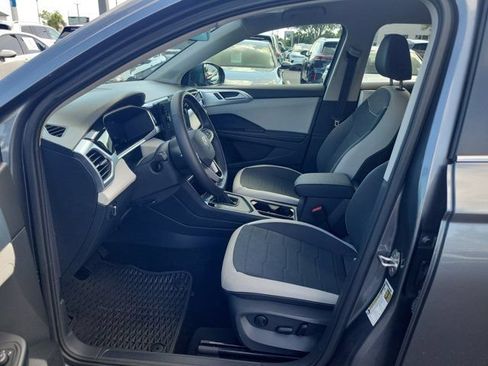 Certified 2025 Volkswagen Taos SE FWD image 14