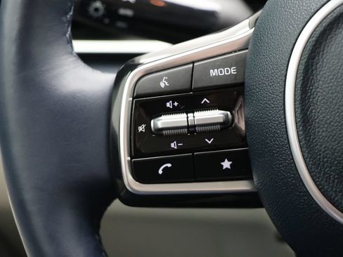 Used 2025 Kia Carnival EX FWD image 19