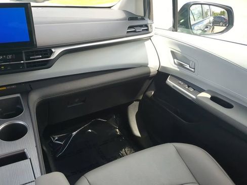 Certified 2025 Toyota Sienna XLE image 17