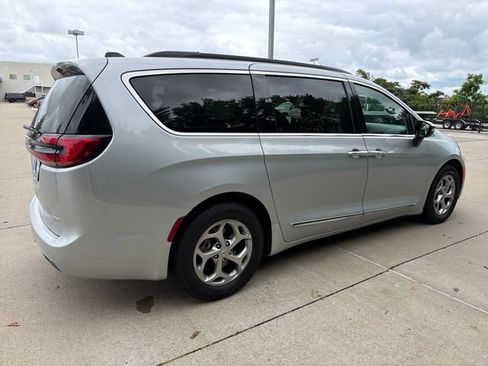 Used 2023 Chrysler Pacifica Limited FWD image 5