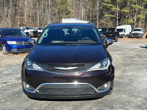 Used 2017 Chrysler Pacifica Limited w/ UConnect Theater Package image 3