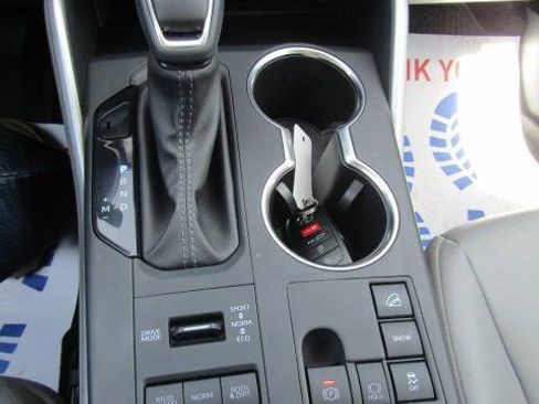 Used 2025 Toyota Highlander XLE AWD/4WD image 16