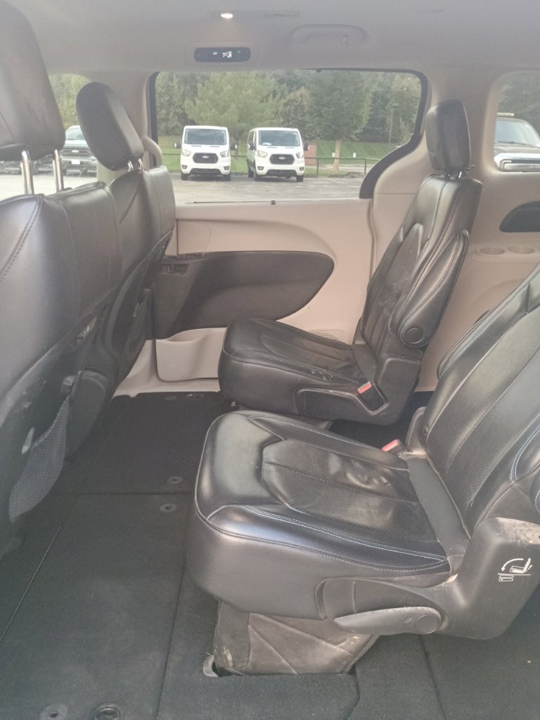 Used 2021 Chrysler Pacifica Touring-L FWD image 9