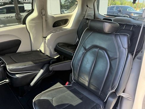 Used 2023 Chrysler Pacifica Limited image 3