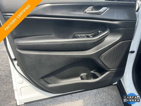 Certified 2025 Jeep Grand Cherokee Altitude AWD/4WD image 25