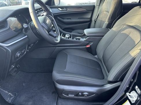 New 2025 Jeep Grand Cherokee Laredo image 9