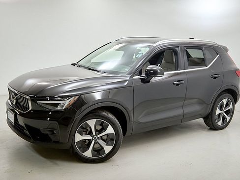 Used 2023 Volvo XC40 B5 Plus w/ Protection Package Premier AWD/4WD image 3