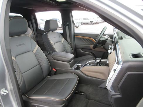 Used 2024 GMC Canyon Denali AWD/4WD image 25