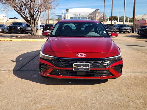Used 2025 Hyundai Elantra SEL image 3