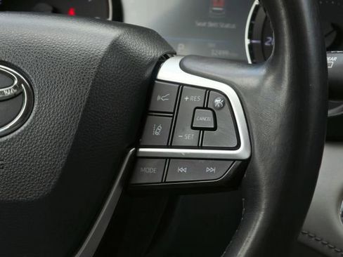 Used 2023 Toyota Highlander XLE FWD image 24