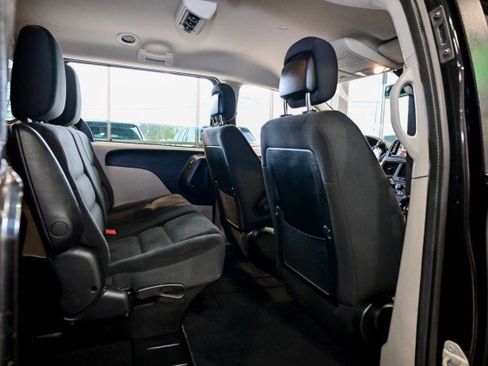 Used 2019 Dodge Grand Caravan SE w/ UConnect Hands-Free Group image 21