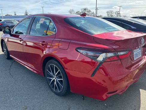 Used 2022 Toyota Camry SE image 4