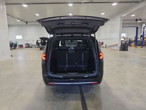 Used 2025 Chrysler Pacifica Select FWD image 24