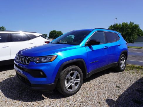 Used 2024 Jeep Compass Latitude AWD/4WD image 1