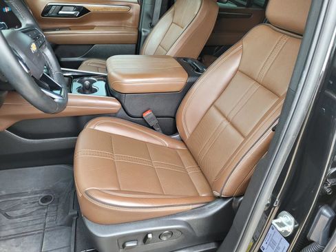 Used 2025 Chevrolet Suburban High Country AWD/4WD image 26