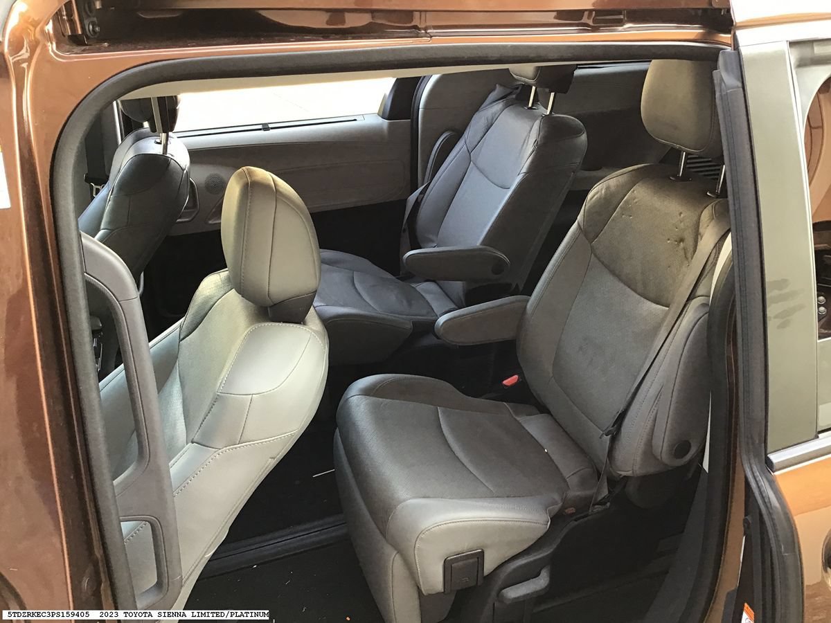 Used 2023 Toyota Sienna Limited FWD image 9