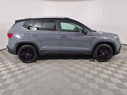 Used 2023 Volkswagen Taos SE w/ Panoramic Sunroof Package FWD image 2