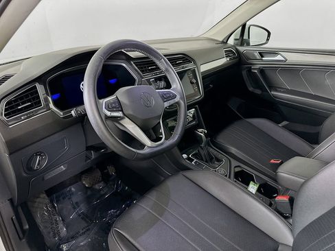 Used 2023 Volkswagen Tiguan SE w/ Panoramic Sunroof Package image 14