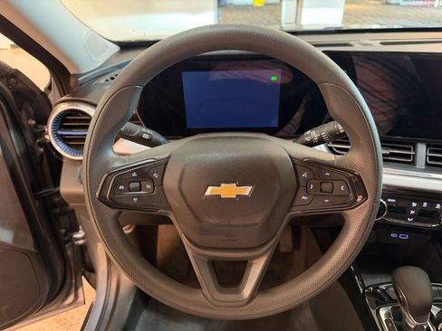 Used 2025 Chevrolet Trax LT FWD image 27