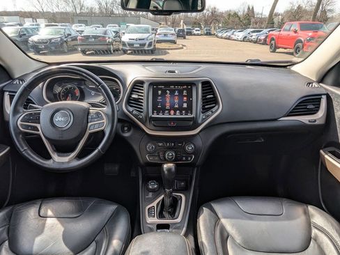 Used 2017 Jeep Cherokee Limited image 2