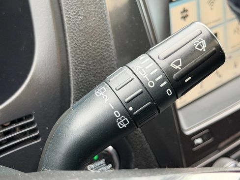 Used 2018 Ford Explorer XLT w/ XLT Appearance Package AWD/4WD image 36