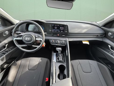 Certified 2025 Hyundai Elantra SE FWD image 24