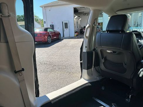 Used 2023 Chrysler Pacifica Touring-L FWD image 36
