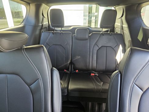 New 2026 Chrysler Pacifica Select image 9
