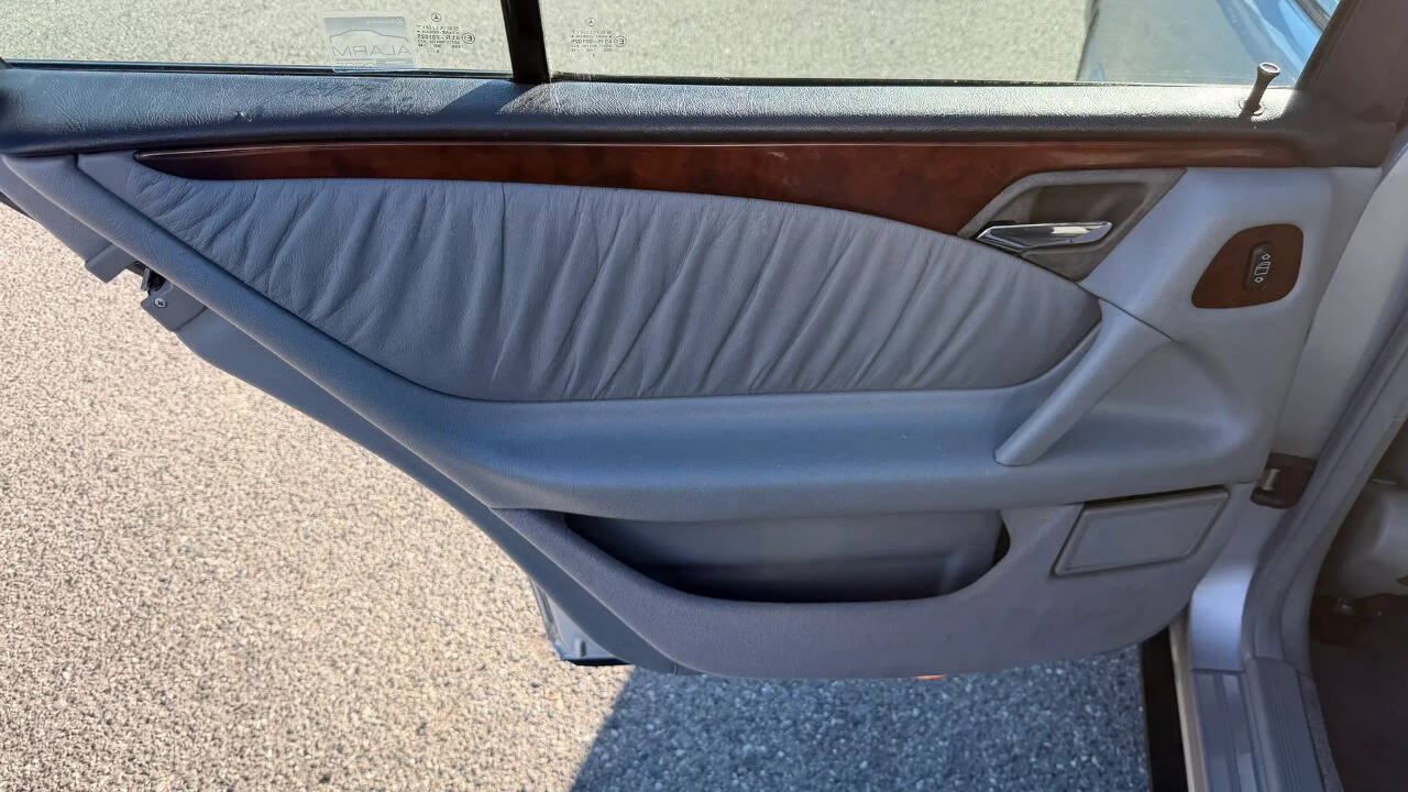 Used 1999 Mercedes-Benz E 320 4MATIC Sedan image 17