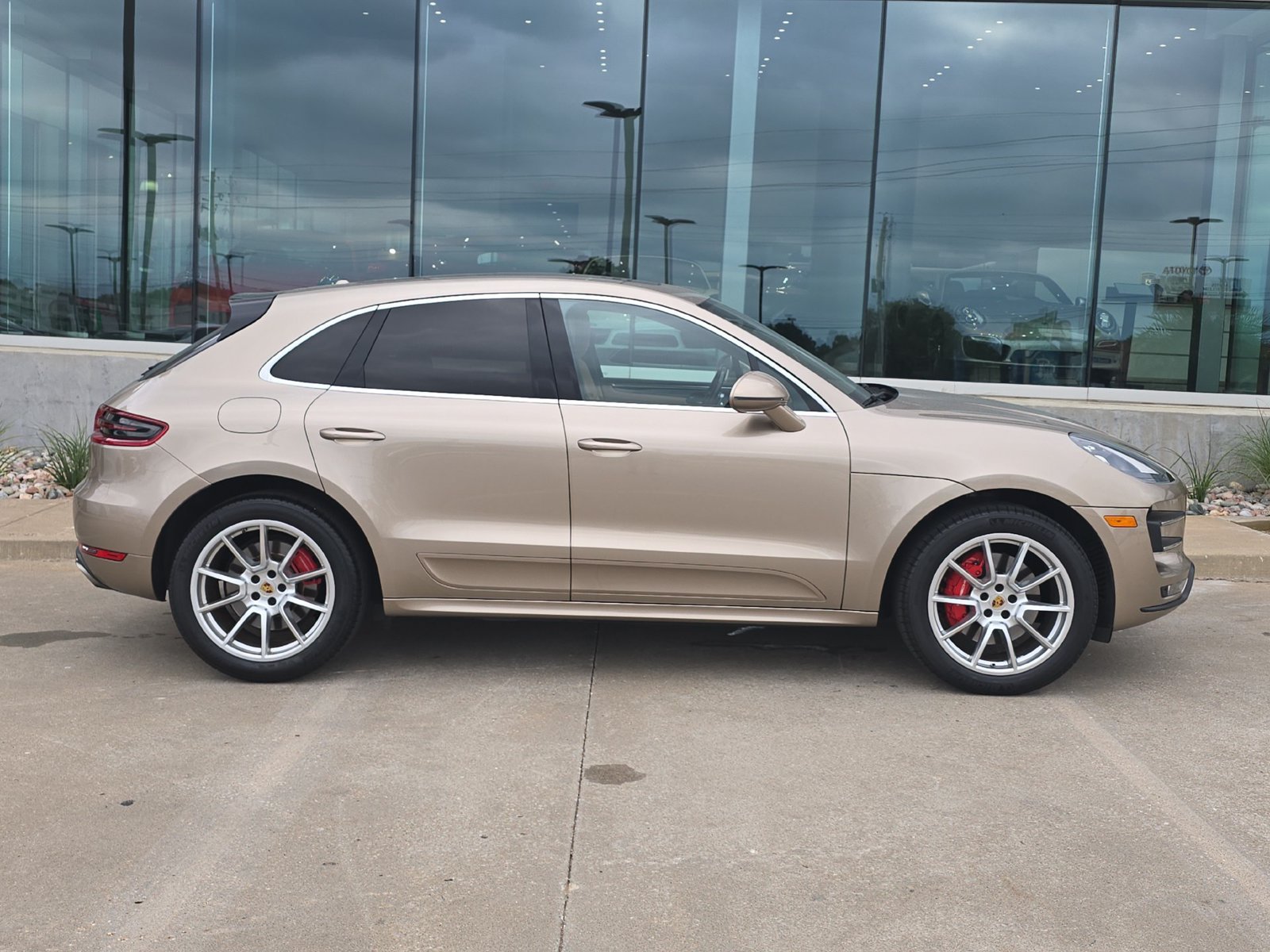 Used 2017 Porsche Macan Turbo AWD/4WD image 8