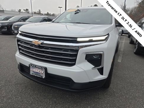 Used 2025 Chevrolet Traverse LT image 3