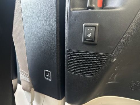 Used 2024 Chrysler Pacifica Limited image 19