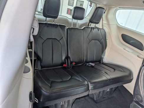 Used 2024 Chrysler Pacifica Touring-L image 24