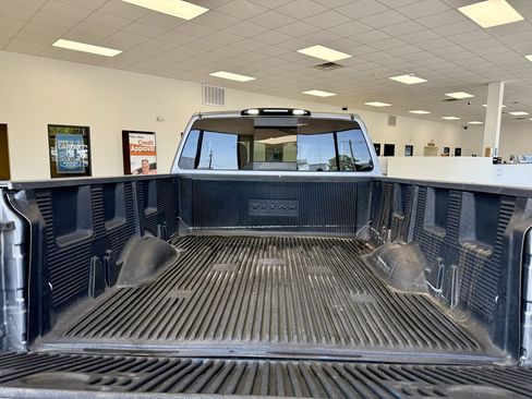 Used 2017 Nissan Titan SV RWD image 9