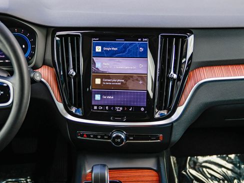 Used 2025 Volvo V60 B5 Cross Country Plus image 14