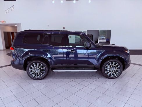 Used 2024 Lexus GX 550 w/ Accessory Package (2T) AWD/4WD image 18