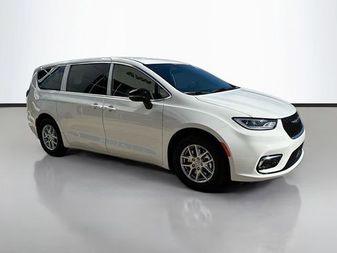 New 2026 Chrysler Pacifica Select image 3