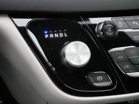 Used 2024 Chrysler Pacifica Touring-L image 24