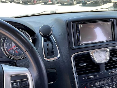 Used 2016 Chrysler Town & Country Touring-L w/ Driver Convenience Group FWD image 13