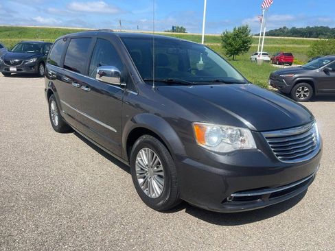 Used 2016 Chrysler Town & Country Touring-L image 2