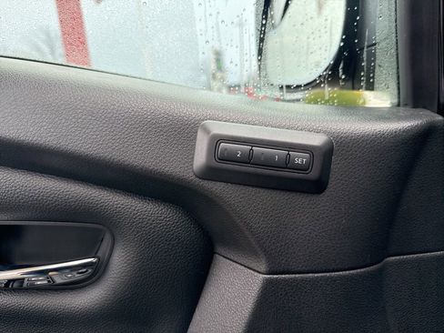 Used 2019 Nissan Titan SL w/ Midnight Edition image 12