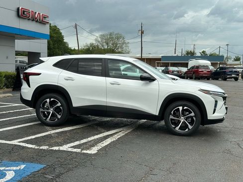 New 2026 Chevrolet Trax RS w/ Sunroof Package image 4