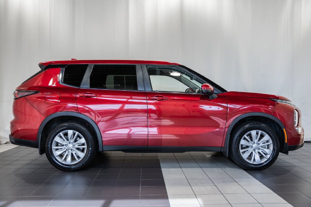 Used 2025 Mitsubishi Outlander ES AWD/4WD image 3
