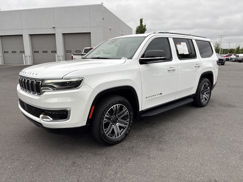 Used 2023 Jeep Wagoneer 4WD w/ Premium Group I image 5
