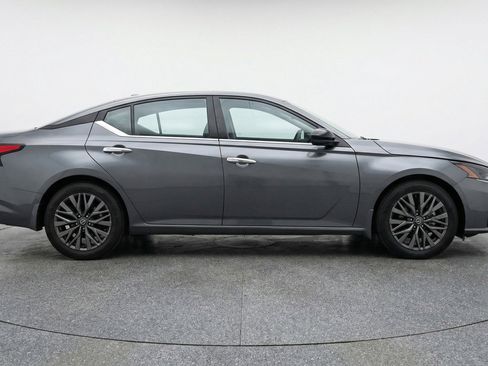 Used 2025 Nissan Altima 2.5 SV image 11