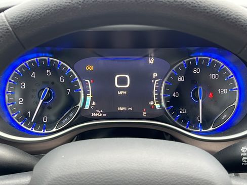 Used 2019 Chrysler Pacifica Touring Plus w/ Advanced Safetytec Group FWD image 21