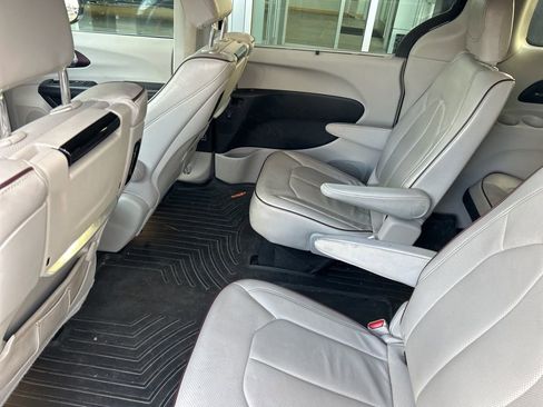 Used 2017 Chrysler Pacifica Limited image 9