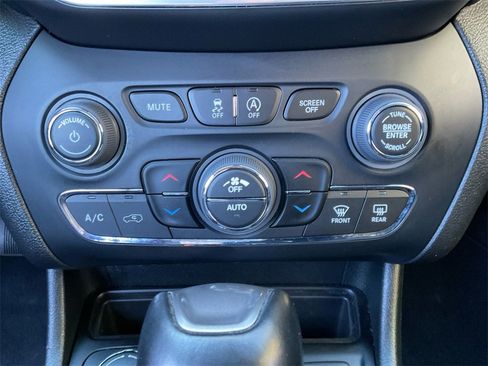 Certified 2023 Jeep Cherokee Altitude Lux image 25